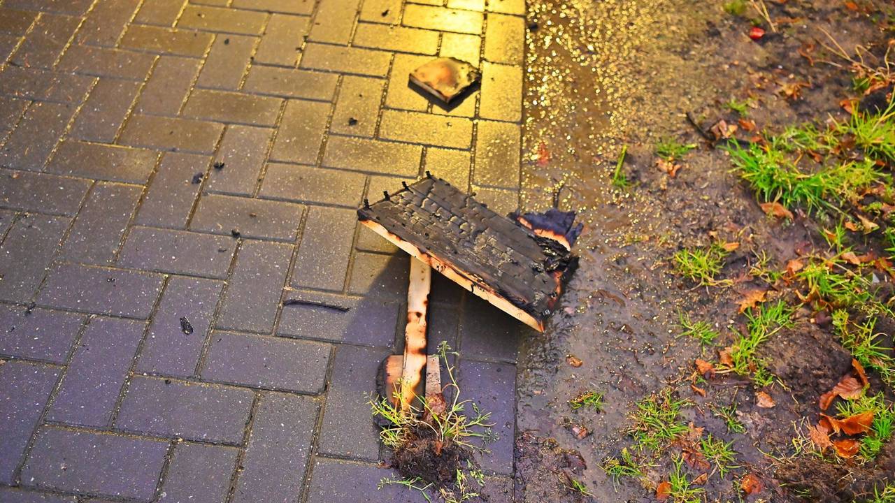 Een verkoolde handgreep van een doodskist lag buiten het pand op de stoep. (Rico Vogels / Persbureau Heitink.)