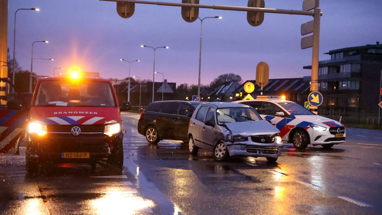 Op de Lippstadsingel in Uden zijn zaterdagavond een brandweerauto en auto op elkaar gebotst (Addy Smits/Persbureau Heitink).