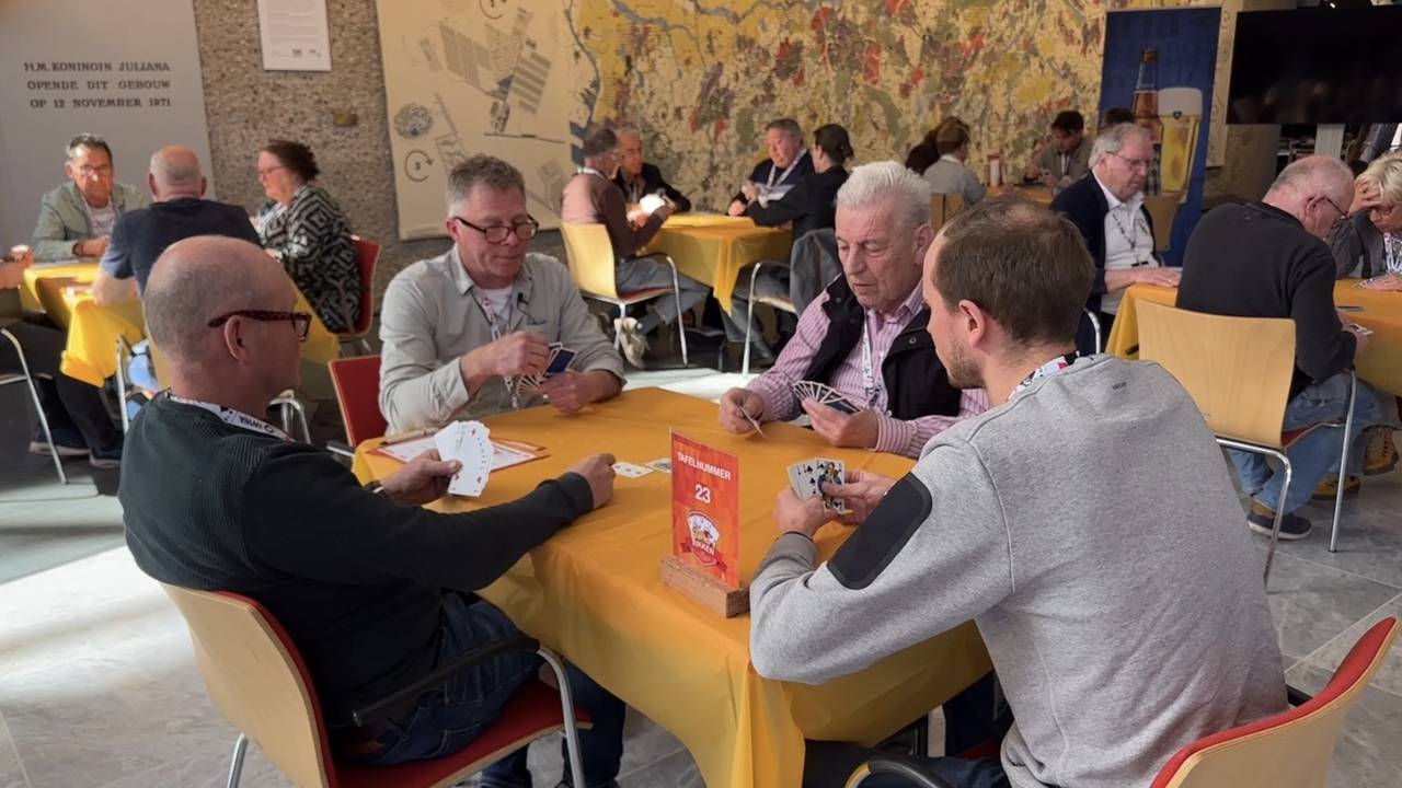 Serieuze blikken tijdens het toernooi. 