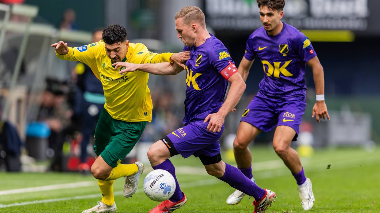 NAC-aanvoerder Boy Kemper in duel met Dimitrios Limnios van Fortuna Sittard(foto: ANP).
