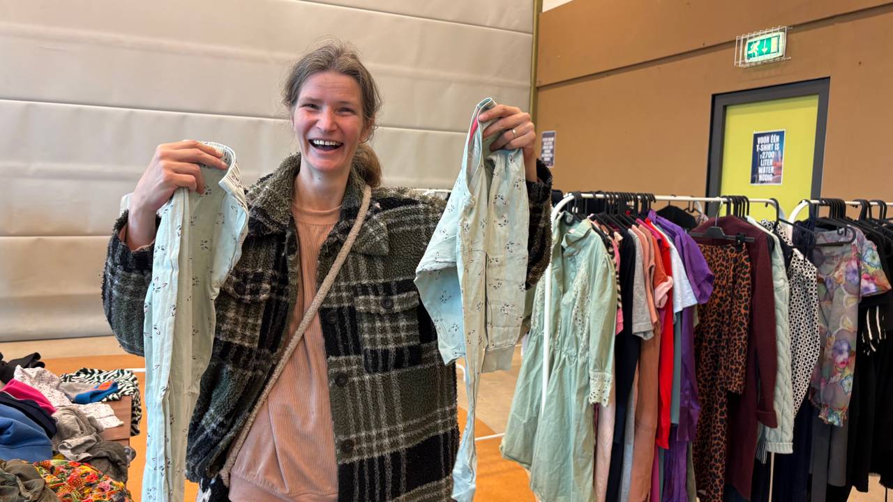 Lisanne heeft een hele berg kleding uitgezocht (Foto: Imke van de Laar)
