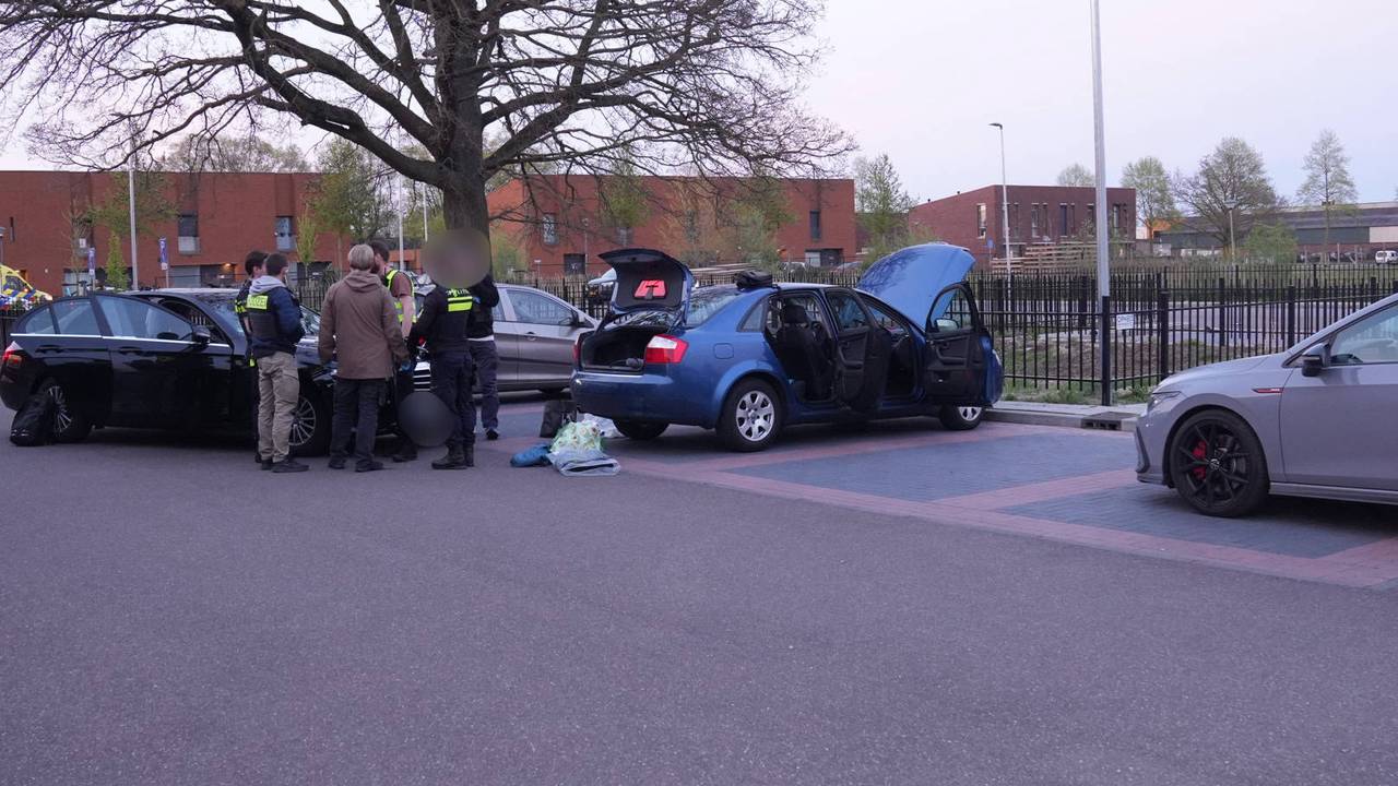 De blauwe Audi, die wel op het terrein achterbleef, werd doorzocht. Er werd geld en vermoedelijk verdovende middelen aangetroffen. (Foto: Persbureau Heitink.)
