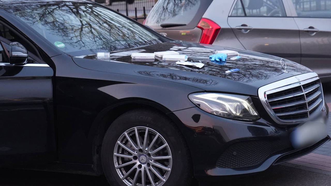 Op de motorkap van de Duitse auto liggen witte pakketjes. Volgens de politie zijn er vermoedelijk drugs aangetroffen in de auto, alhoewel dat nog wordt onderzocht. (Foto: Persbureau Heitink.)
