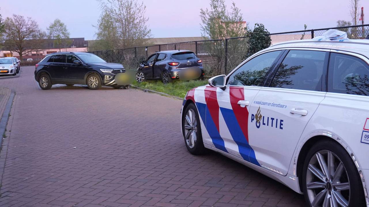 De vluchtende auto werd klemgereden door een onopvallende politiewagen. (Foto: Persbureau Heitink.)