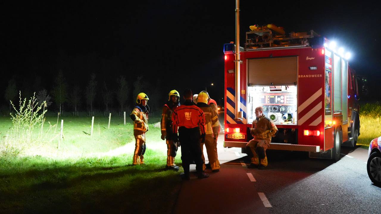 Ook de brandweer kwam naar het Westeinde in Waalwijk waar een schaap in de sloot was beland (foto: Persbureau Heitink).
