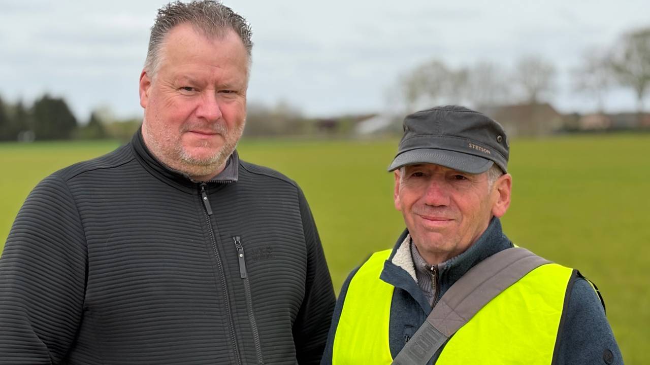 Jurgen Beekers en Toine Verstappen bij de plek waar het vliegtuig neerkwam (Foto: Alice van der Plas)