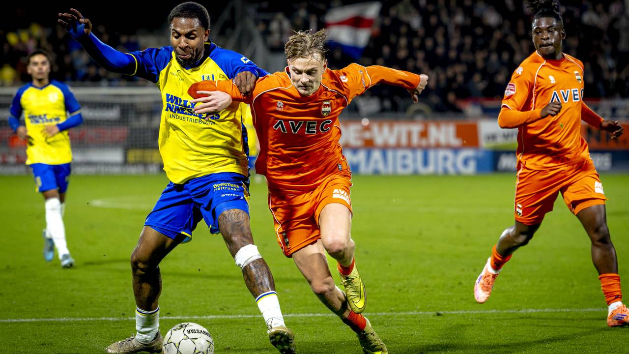 RKC'er Daniël van Kaam in duel met Willem II-verdediger Finn Stam (foto: ANP)
