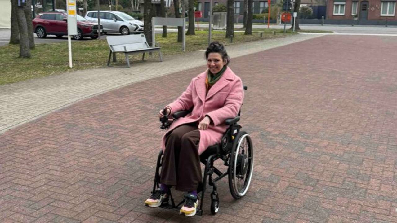 Sabrina in haar huidige rolstol (foto: Omroep Tilburg).