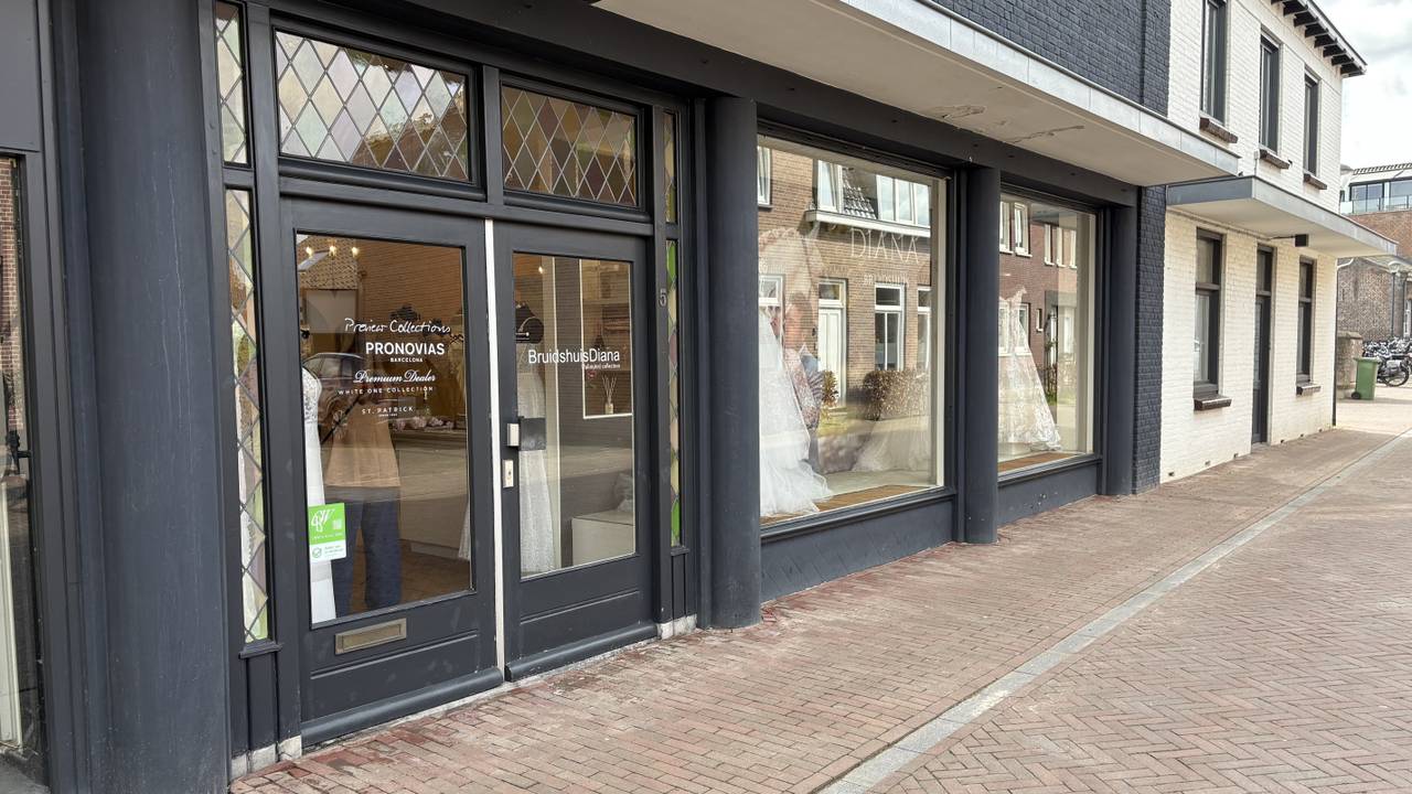 Een dag nadat er een poepexplosie was geweest bij een bruidswinkel in Boxmeer is er weinig meer te zien dat daar aandoet herinneren (foto: Wilco Zonneveld).