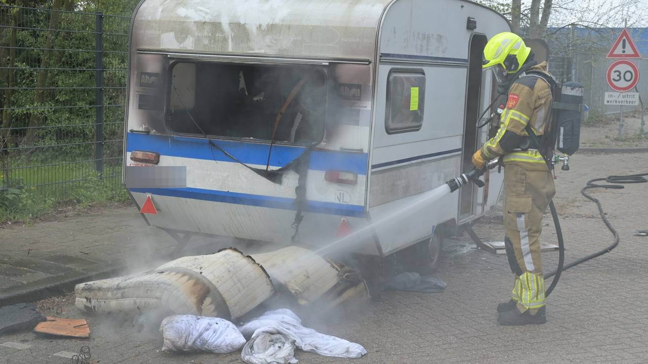Geparkeerde caravan in brand in Breda