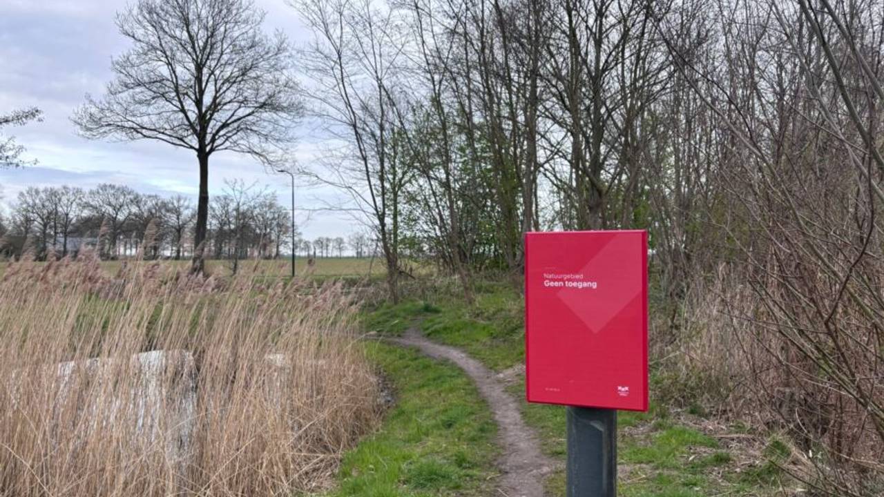 Het gemeentelijke paaltje op het olifantenpaadje in de Haagse Beemden (foto: Sem de Rijke/BredaNu).