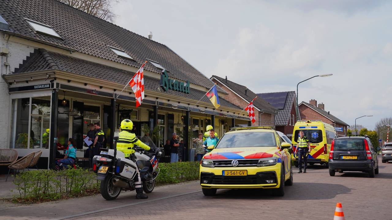Auto van de weg gedrukt door vrachtwagen in Helvoirt (foto: Bart Meesters / Persbureau Heitink).