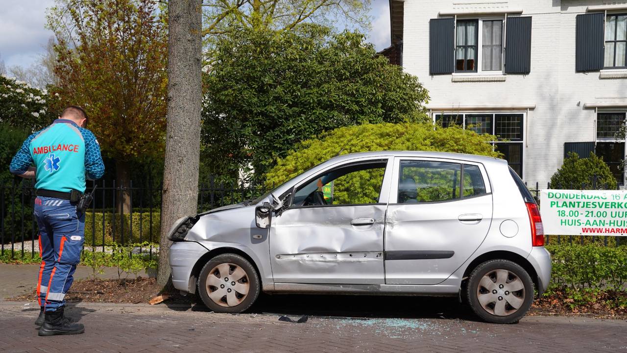 Auto van de weg gedrukt door vrachtwagen in Helvoirt (foto: Bart Meesters / Persbureau Heitink).