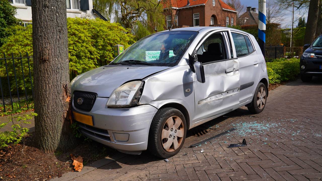 Auto van de weg gedrukt door vrachtwagen in Helvoirt (foto: Bart Meesters / Persbureau Heitink).