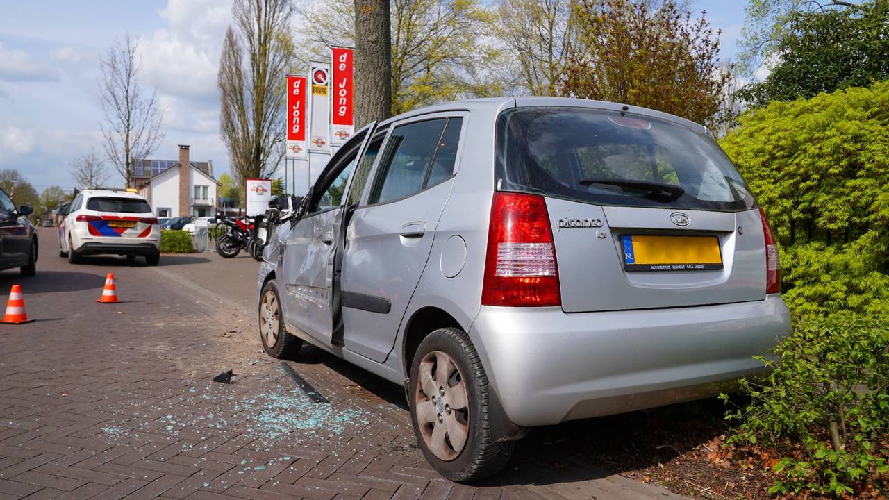 Auto van de weg gedrukt door vrachtwagen in Helvoirt (foto: Bart Meesters / Persbureau Heitink).