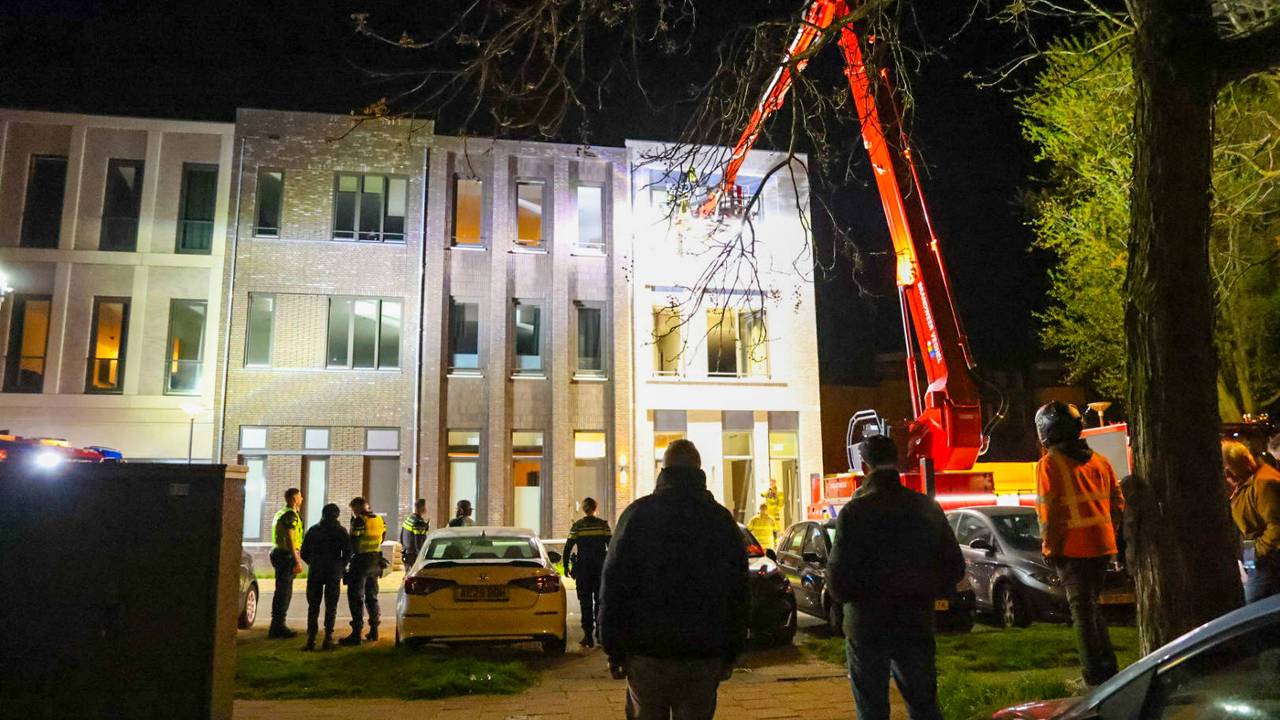 De hulpdiensten waren snel aanwezig bij de brand aan de Hoofdstraat in Veghel (foto: Addy Smits/Persbureau Heitink).
