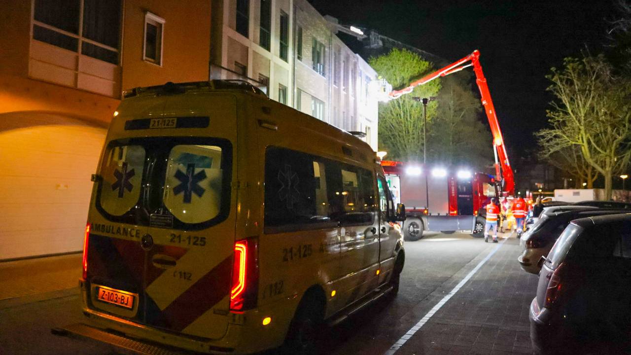 Verschillende bewoners werden uit voorzorg nagekeken door ambulancepersoneel (foto: Addy Smits/Persbureau Heitink).