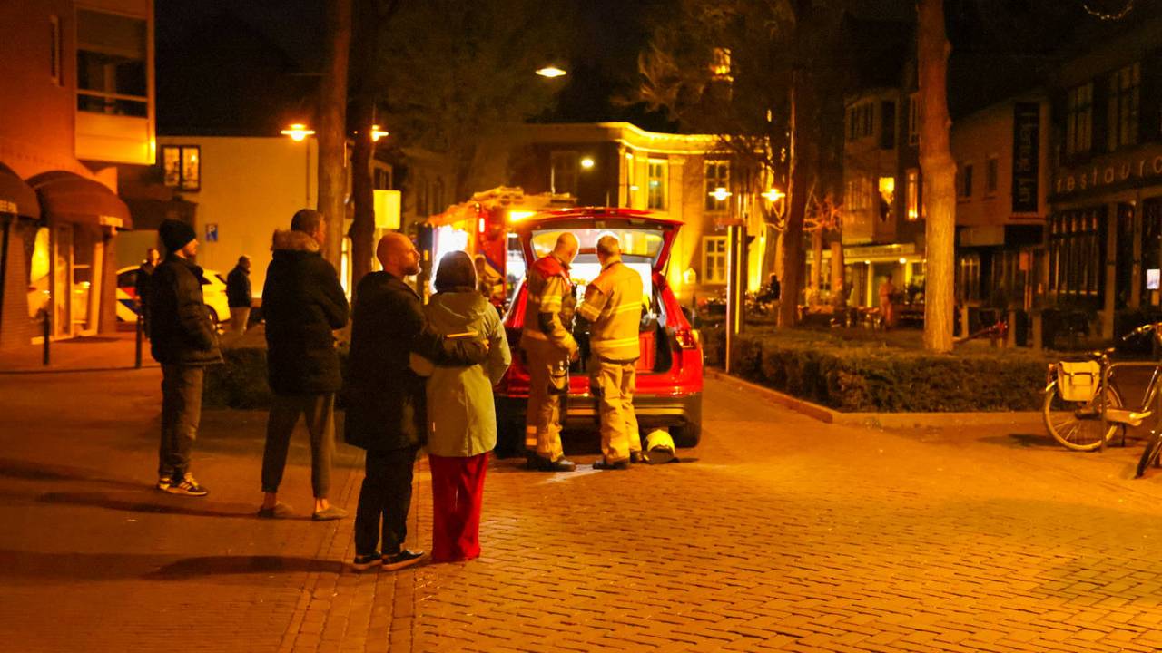 De brand in Veghel trok veel bekijks (foto: Addy Smits/Persbureau Heitink).