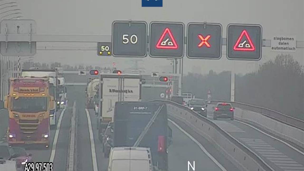 Storing bij Haringvlietbrug, verkeer loopt uur vertraging op (foto: Rijkswaterstaat).