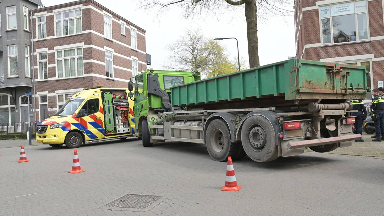 Meisje gewond na aanrijding met vrachtwagen (foto: Perry Roovers / Persbureau Heitink).