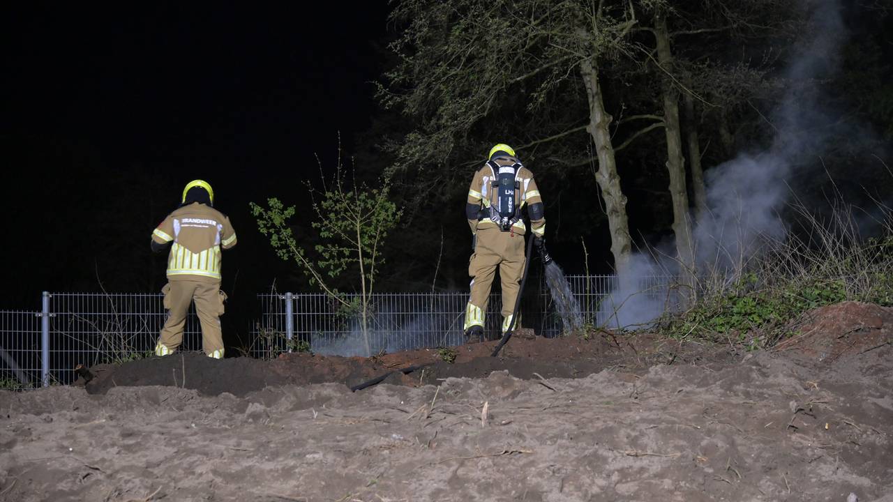 Afvalbrand aan de Somerweide (foto: Perry Roovers / Persbureau Heitink).
