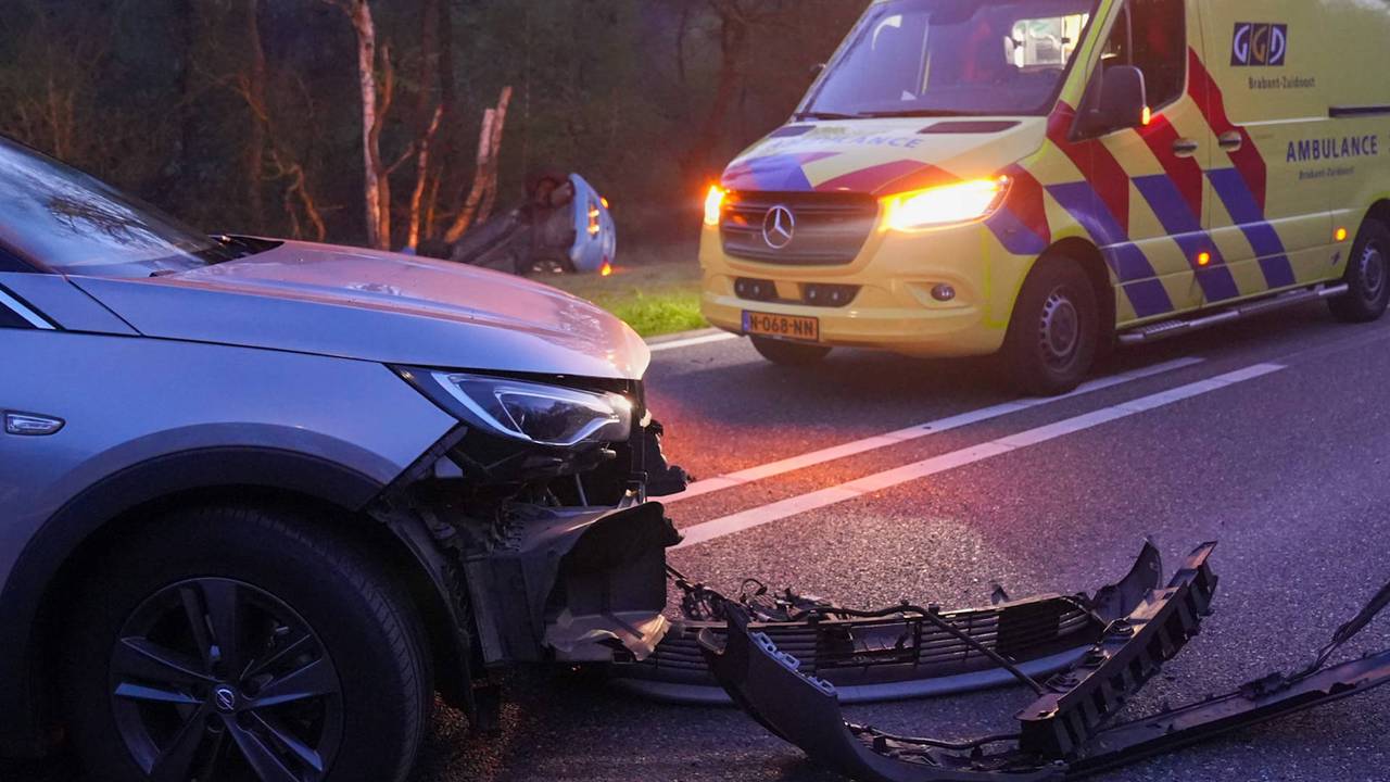 Gewonden na ongeluk op oversteekplaats Asten: auto op z'n kant in sloot