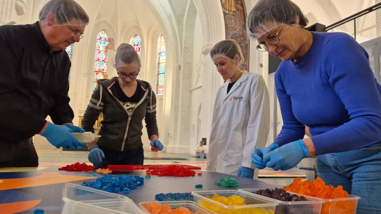 De gummibeertjes worden zorgvuldig gesorteerd door Tanis-medewerkers (foto: Niek de Bruijn)