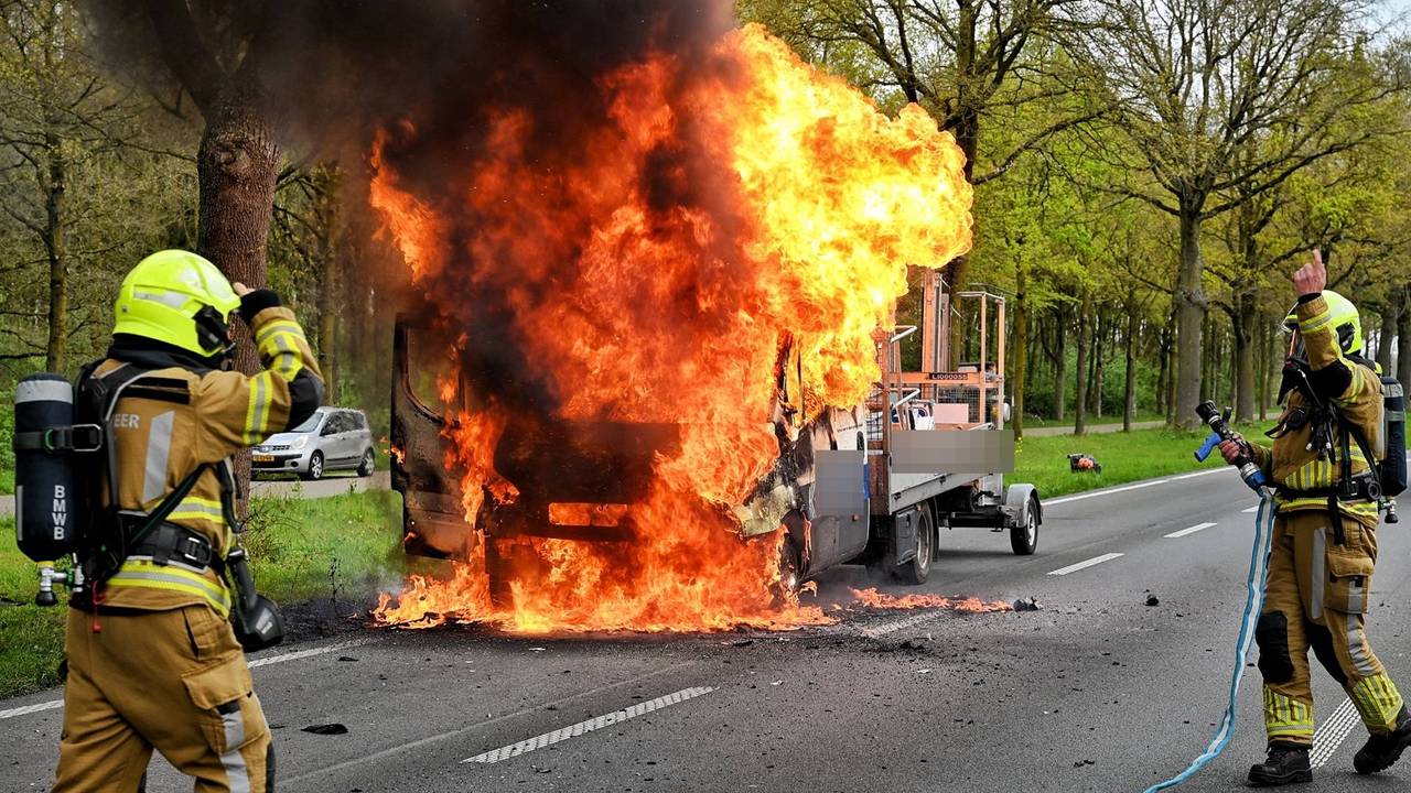 Bestelbus vliegt in brand op N65 na vergissing bestuurder bij het tanken