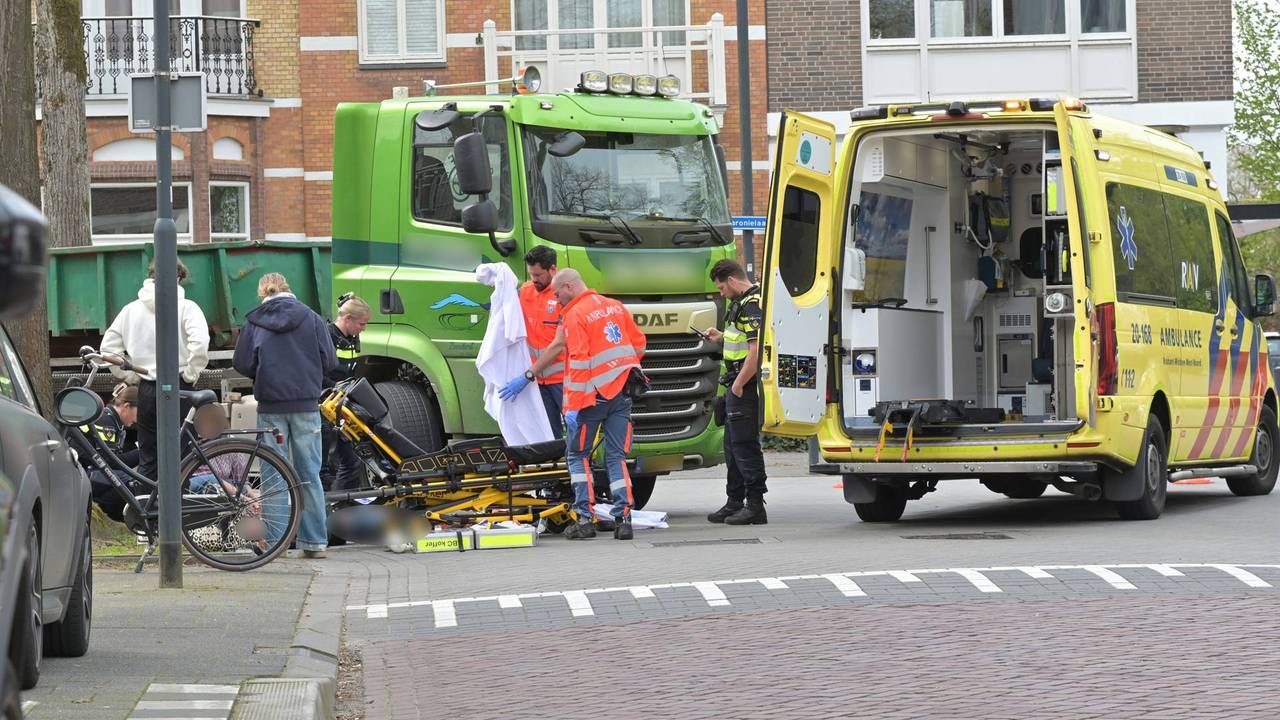 Vrouw raakt zwaargewond bij aanrijding door vrachtwagen in Breda