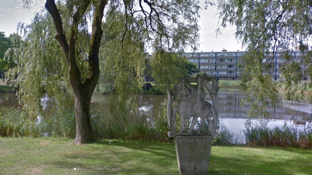 Het standbeeld van Willem van Duivenvoorde (foto: Google Streetview)
