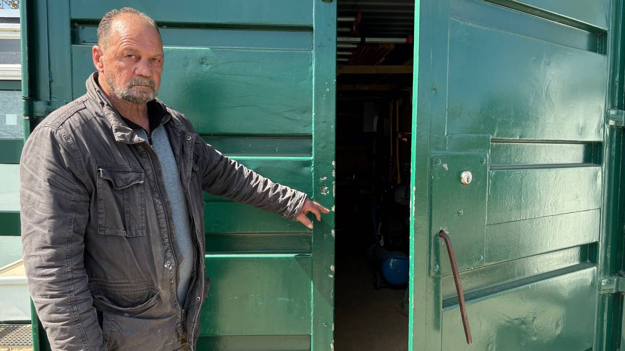 Vrijwilliger Ad Kolsteren bij de opengebroken container (foto: Imke van de Laar).