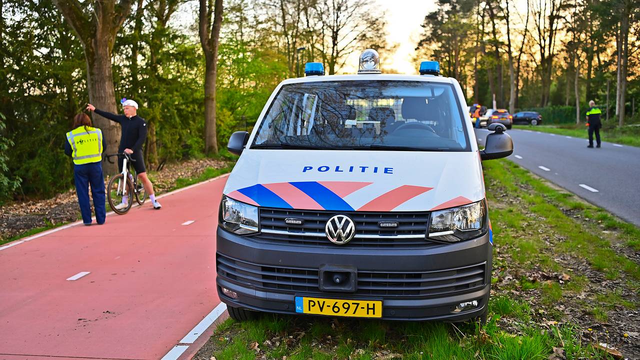 De politie ondervraagt alle voorbijgangers (Foto: Rico Vogels/SQ Vision).