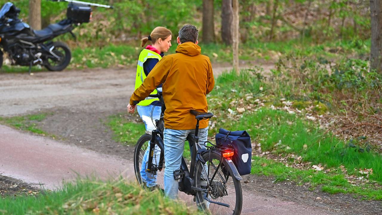 De politie ondervraagt alle voorbijgangers (Foto: Rico Vogels/SQ Vision).