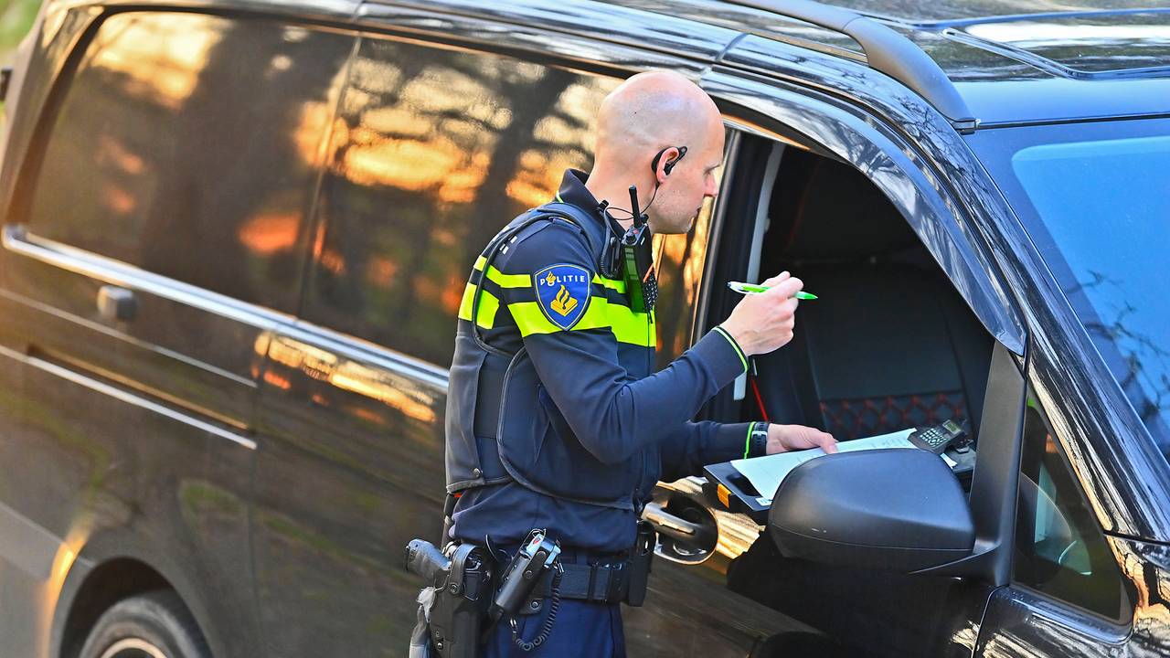 De politie ondervraagt alle voorbijgangers (Foto: Rico Vogels/SQ Vision).
