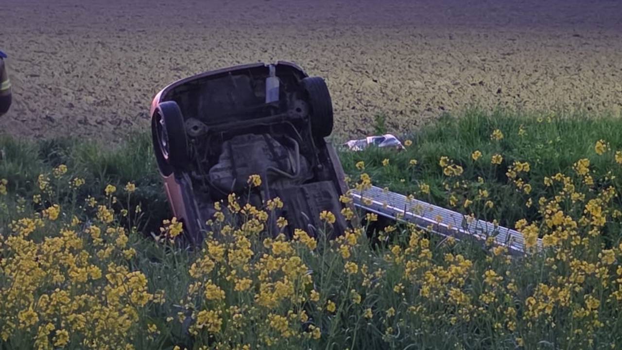 De auto belandde in een droge sloot (foto: Erik Haverhals/Persbureau Heitink).
