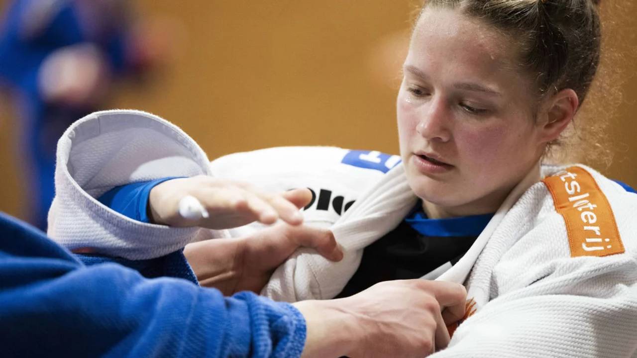 Judoka Joanne van Lieshout tijdens een training op Papendal (foto: Freek van den Berg / ANP).