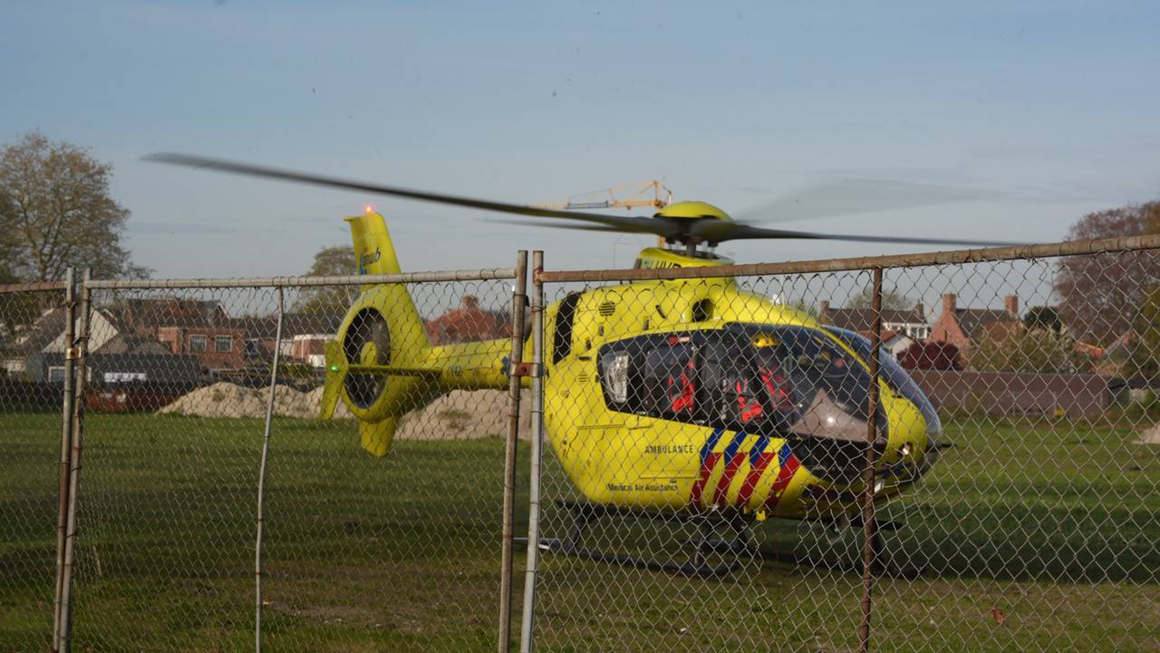 Ook een traumahelikopter met een arts landde om het kindje te assisteren (foto: Erik Haverhals / Persbureau Heitink).