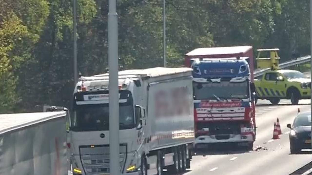 Twee vrachtwagens botste op elkaar. (Foto: Rijkswaterstaat.)