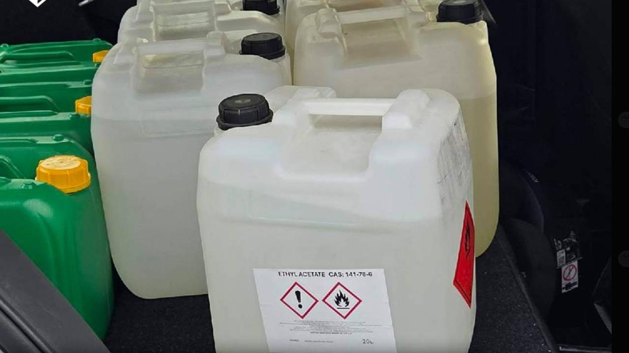 De Zwitserse auto bleek vol te liggen met jerrycans met chemicaliën bedoelt voor cocaïnewasserijen. (Foto: Politie Eenheid Landelijke Expertise en Operaties / X.)