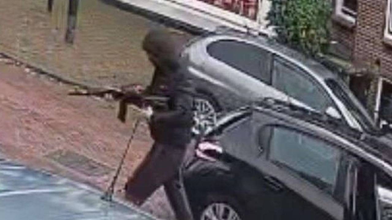 Man met Kalasjnikov  in Alphen ad Rijn na de cokediefstal (foto: politie)