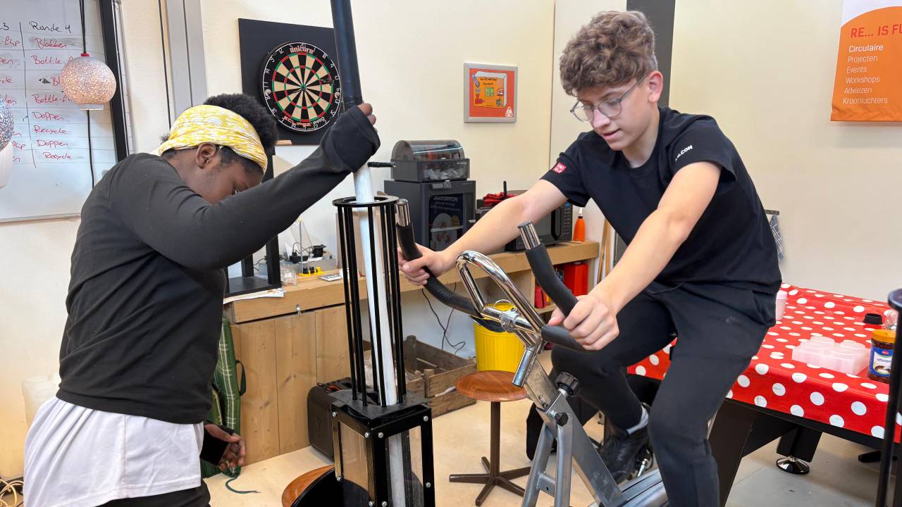 Als er veel plastic in gaat, is het soms best een beetje afzien (foto: Pieter Soethout)