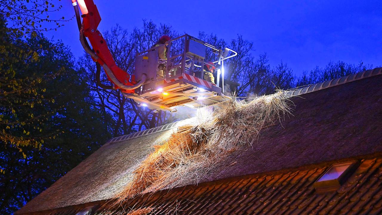 Rieten dak van huis in Waalre vat vlam, brandweer weet erger te voorkomen