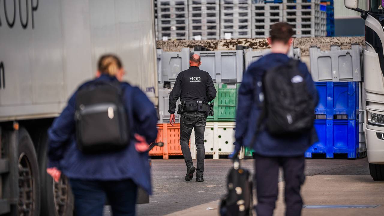 Tientallen bewapende inspecteurs betrokken bij inval vleesproducent