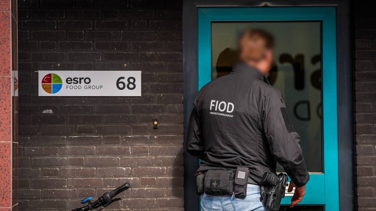 Op het terrein van de vleesproducent worden verschillende vrachtwagens gecontroleerd. (Foto: SQ Vision.)