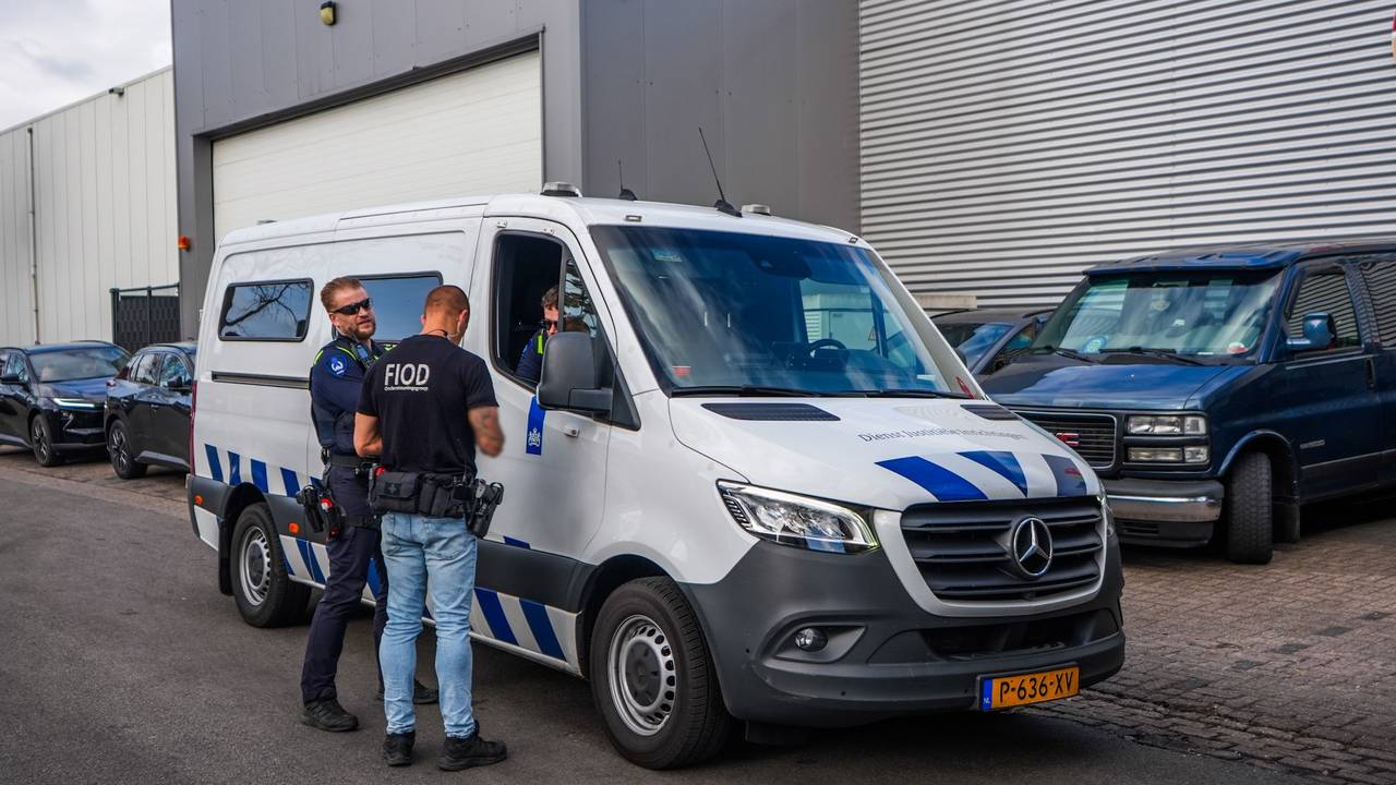 Een van de arrestantenbusjes die klaar staat om gearresteerde personen af te voeren. (Foto: SQ Vision.)