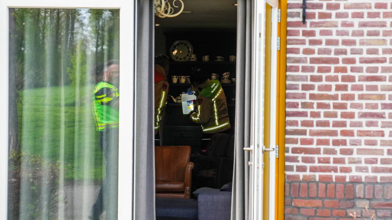 De agenten troffen in een van de kamers van de B&B een drugslab aan. (Foto: Dave Hendriks / Persbureau Heitink.)
