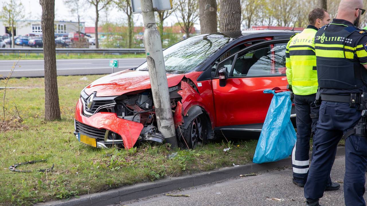 Automobilist zwaargewond nadat hij uit bocht vliegt
