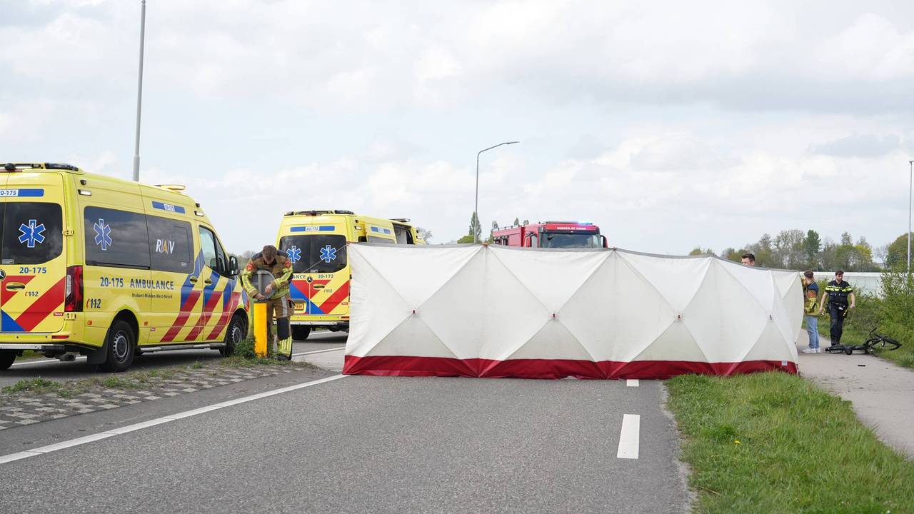 Fietsster overleden na botsing met auto in Made (foto: Persbureau Heitink).