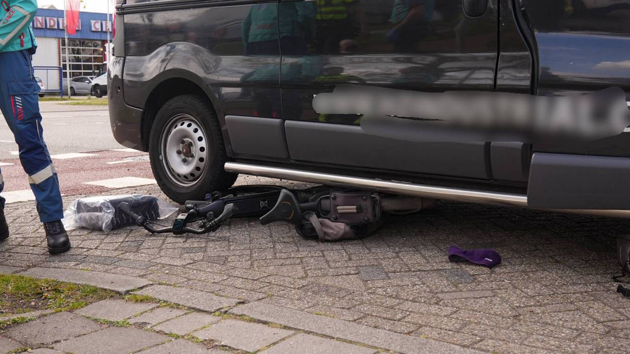 De motorrijder botste tegen een boom in Sambeek (foto: SK Media/Persbureau Heitink).