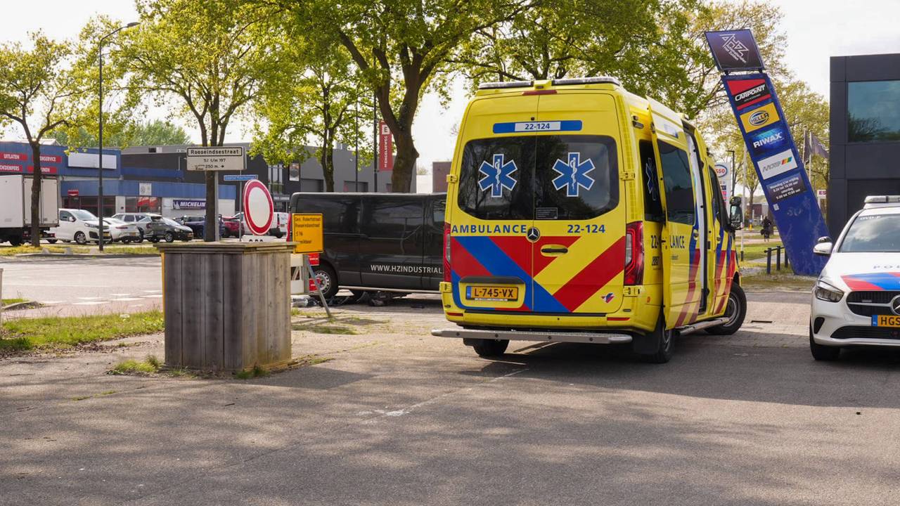 Fietser botst met busje op fietspad in Helmond, fiets eindigt onder bus